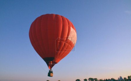Téléchargez les photos : Ballon à air chaud, ballon de couleur rouge volant. Equipements sportifs - en image libre de droit