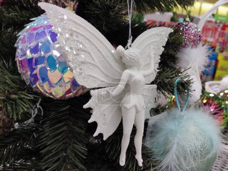 Téléchargez les photos : Branches de sapin avec des jouets de Noël, arbre du Nouvel An vue de près. Fond d'écran Noël vacances - en image libre de droit