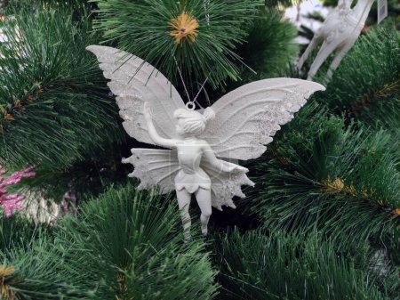 Téléchargez les photos : Branches de sapin avec des anges de Noël et des fées, arbre du Nouvel An vue de près. Fond d'écran Noël vacances - en image libre de droit