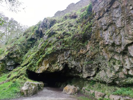 Téléchargez les photos : Anciennes grottes celtiques d'un château en Irlande, roches et montagnes - en image libre de droit
