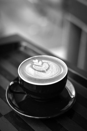 Foto de Taza de café cerrar vew fondo de foto en blanco y negro, taza de té o café en la mesa - Imagen libre de derechos