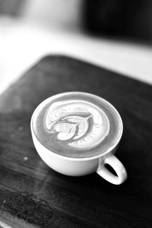 Foto de Taza de café cerrar vew fondo de foto en blanco y negro, taza de té o café en la mesa - Imagen libre de derechos
