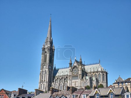 Antiguo edificio de la catedral católica en Irlanda. Iglesia cristiana, arquitectura gótica antigua