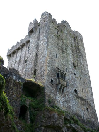 Antigua torre del castillo celta aislada sobre fondo blanco, castillo de Blarney en Irlanda, fortaleza celta
