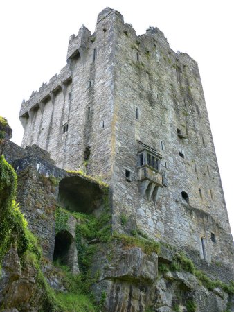 Téléchargez les photos : Ancienne tour celtique isolée sur fond blanc, château de Blarney en Irlande, forteresse celtique - en image libre de droit
