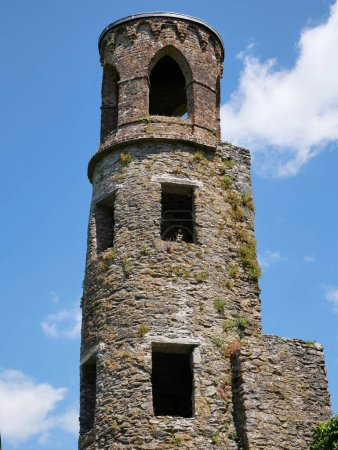 Antiguo castillo celta torre sobre fondo azul cielo, castillo de Blarney en Irlanda, fortaleza celta