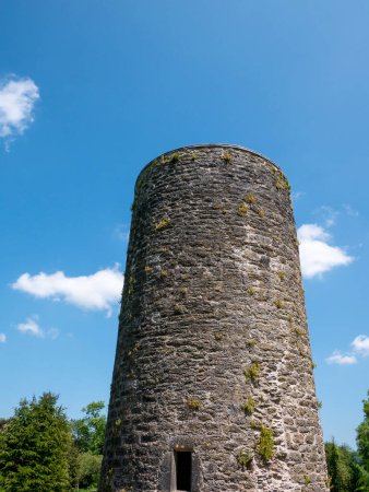 Ancien château celtique tour sur fond de ciel bleu, château de Blarney en Irlande, forteresse celtique
