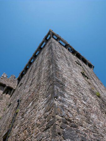 Antiguo castillo celta torre sobre fondo azul cielo, castillo de Blarney en Irlanda, fortaleza celta