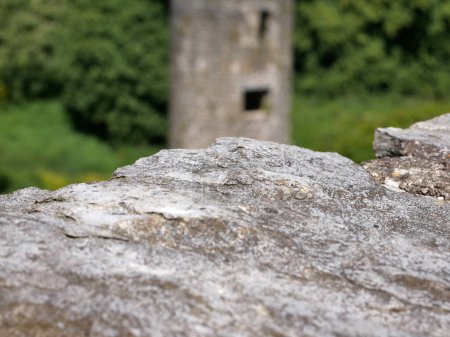Antigua piedra sobre fondo de torre antigua, castillo de Blarney en Irlanda, antigua fortaleza celta antigua