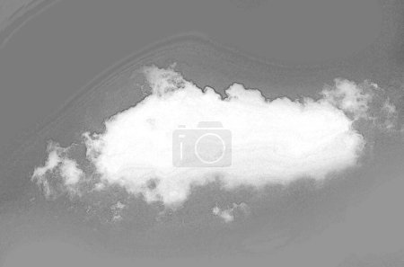 Téléchargez les photos : Nuage isolé sur fond de ciel bleu. Photo de nuage blanc, nuage gonflé mignon et ciel d'été dégradé - en image libre de droit