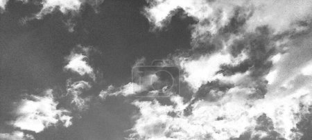 Téléchargez les photos : Deep blue sky with white clouds background, natural wallpaper - en image libre de droit