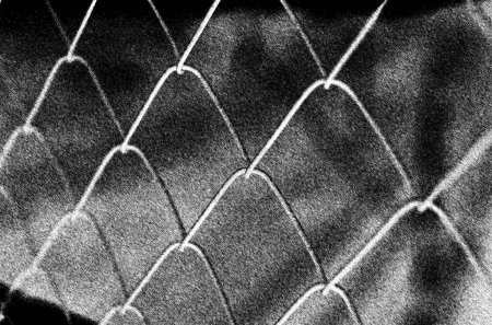 Téléchargez les photos : Ancienne grille de maillage de chaîne rouillée vue de près, illustration de concept de prison, rendu 3D - en image libre de droit