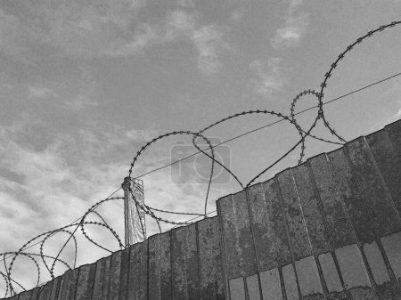 Valla de alambre de púas, prisión y libertad fondo conceptual
