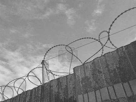 Valla de alambre de púas, prisión y libertad fondo conceptual