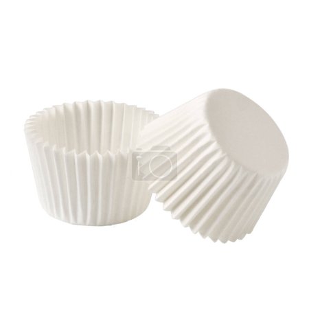 Weißes Papier Backformen für Muffins isoliert über weißem Hintergrund, Objektfotografie