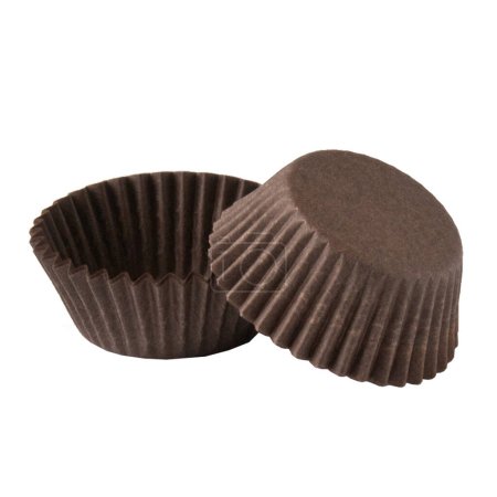 Backformen aus braunem Papier für Muffins isoliert über weißem Hintergrund, Objektfotografie, Süßwarenkonzept