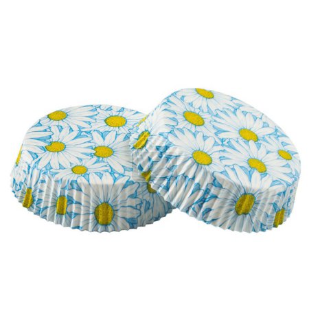 Papier blanc formes de cuisson pour muffins et cupcakes avec motif de fleurs de marguerite isolé sur fond blanc, photographie d'objet