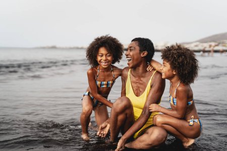 Glückliche afrikanische Familie, die sich im Urlaub am Strand amüsiert - Schönes Lifestyle-Konzept für Familien