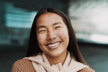 Foto de Feliz asiático chica tener divertido posando y sonriendo en frente de cámara - Imagen libre de derechos