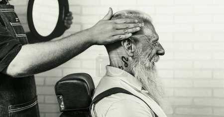 Foto de Hombre mayor con nuevo corte de pelo en la peluquería moderna - Edición en blanco y negro - Imagen libre de derechos