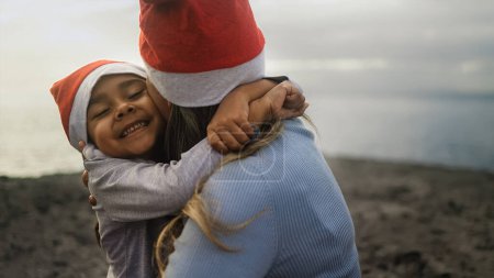 Téléchargez les photos : Joyeuses familles latines profitant des vacances de Noël - concept de parentalité et vacances - en image libre de droit