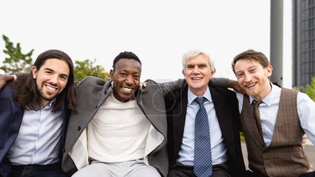 Téléchargez les photos : Équipe de gens d'affaires multiraciaux avec différents âges et ethnies debout dans le centre-ville pendant le travail de réunion - en image libre de droit