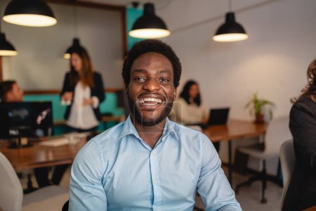 Téléchargez les photos : Happy African man in coworking creative space - en image libre de droit
