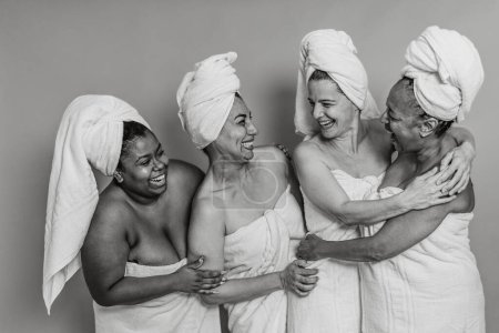 Téléchargez les photos : Happy multiracial women with different ages and body size having skin care spa day - People wellness and selfcare concept - Black and white editing - en image libre de droit