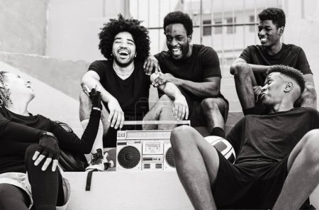 Téléchargez les photos : Groupe de personnes multiraciales s'amusant à écouter de la musique avec stéréo boombox vintage - Urban street people lifestyle - Montage noir et blanc - en image libre de droit