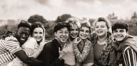 Téléchargez les photos : Jeunes amis multi-ethniques qui s'amusent ensemble dans la ville - Concept d'amitié et de diversité - Montage noir et blanc - en image libre de droit