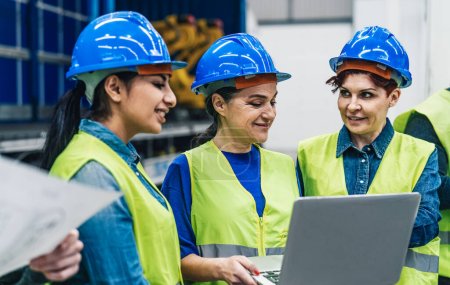 Téléchargez les photos : Diverses femmes ingénieurs travaillant dans une usine robotique - Concept industriel Tech - en image libre de droit