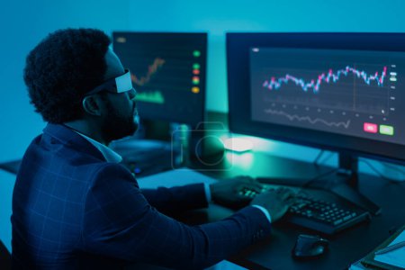 Foto de Analista financiero trabajando en tecnología blockchain NFT con gafas futuristas de realidad virtual en la oficina - Concepto Fintech - Imagen libre de derechos
