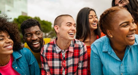 Téléchargez les photos : Jeunes amis multi-ethniques s'amusant ensemble traîner dans la ville - concept d'amitié et de diversité - en image libre de droit