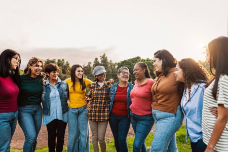 Fröhliche Mehrgenerationengruppe von Frauen unterschiedlichen Alters und ethnischer Zugehörigkeit, die sich im öffentlichen Park vergnügt - People Diversity Konzept