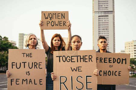 Téléchargez les photos : Manifestation du mouvement féministe protestant pour les droits des femmes - Concept d'autonomisation des femmes - en image libre de droit