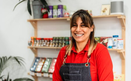 Foto de Mujer latina feliz trabajando dentro del supermercado - Concepto de comida al por menor - Imagen libre de derechos