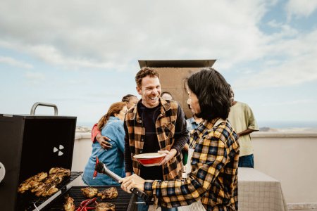 Téléchargez les photos : Heureux gens multigénérationnels s'amuser à faire barbecue grill sur le toit de la maison - Réunions d'été et concept de nourriture - en image libre de droit