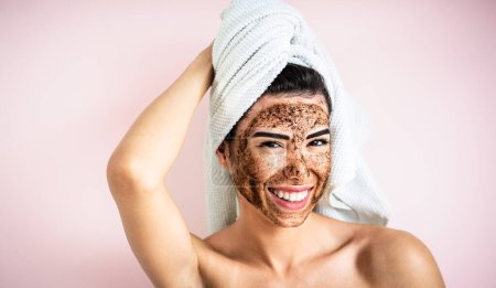 Téléchargez les photos : Heureuse jeune femme ayant soin de la peau spa jour - concept de style de vie d'autosoin des gens - en image libre de droit