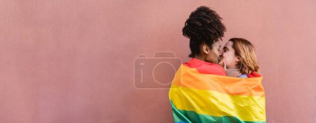 Téléchargez les photos : Lesbienne couple baisers pendant gay pride célébration en plein air Lgbt communauté et amour relation concept - en image libre de droit