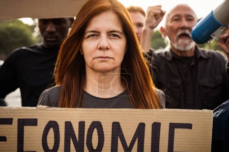 Téléchargez les photos : Peuple multiracial protestant contre la crise financière et l'inflation mondiale - Concept d'activisme pour la justice économique - en image libre de droit