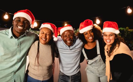 Foto de Feliz familia africana celebrando las vacaciones de Navidad juntos en la azotea de la casa - Imagen libre de derechos