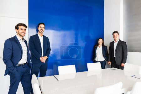 Téléchargez les photos : Équipe d'affaires debout devant la caméra pendant le travail de réunion - Concept d'entrepreneuriat - en image libre de droit