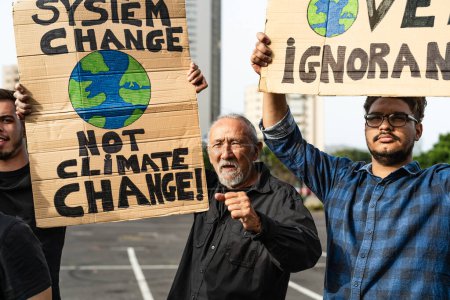 Foto de Activistas multirraciales protestando por el cambio climático - Concepto de demostración del calentamiento global - Imagen libre de derechos