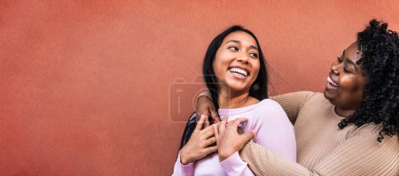 Téléchargez les photos : Portrait de filles latines heureuses qui s'amusent à embrasser le plein air - concept de style de vie et d'amitié des jeunes - en image libre de droit