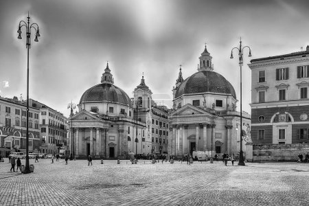 Foto de ROMA - 14 DE ABRIL DE 2021: Vista panorámica de las iglesias gemelas en Piazza del Popolo, plaza icónica y punto de referencia importante en Roma, Italia - Imagen libre de derechos