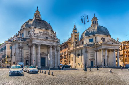 Foto de ROMA - 14 DE ABRIL DE 2021: Vista panorámica de las iglesias gemelas en Piazza del Popolo, plaza icónica y punto de referencia importante en Roma, Italia - Imagen libre de derechos