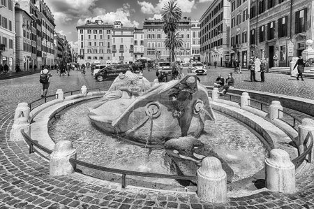 Téléchargez les photos : ROME - 14 AVRIL 2021 : La Fontana della Barcaccia, monument emblématique de la Piazza di Spagna, l'une des places les plus visitées de Rome, Italie - en image libre de droit