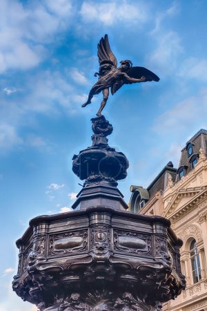 Foto de Shaftesbury Memorial Fountain, también conocida como Eros Statue, hito icónico en Piccadilly Circus, Londres, Inglaterra, Reino Unido - Imagen libre de derechos