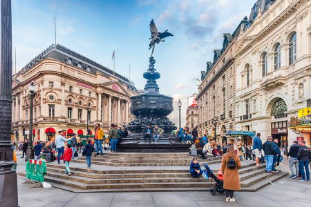 Foto de LONDRES - 11 DE ABRIL DE 2022: Shaftesbury Memorial Fountain, también conocida como Eros Statue, emblemático monumento en Piccadilly Circus, Londres, Inglaterra, Reino Unido - Imagen libre de derechos