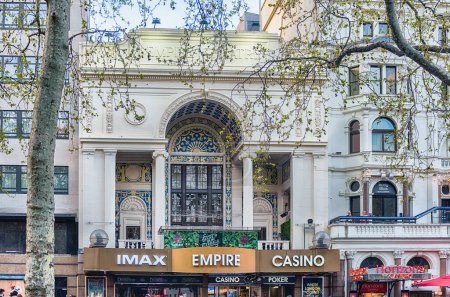 Téléchargez les photos : LONDRES - 11 AVRIL 2022 : Façade du bâtiment Empire, cinéma emblématique du côté nord de Leicester Square, Londres, Angleterre, Royaume-Uni - en image libre de droit